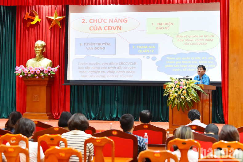 越南工会常务副主席阮文东在会议上向《人民报》社工会干部介绍工会工作的重要内容。 越南工会常务副主席阮文东在会议上向《人民报》社工会干部介绍工会工作的重要内容。