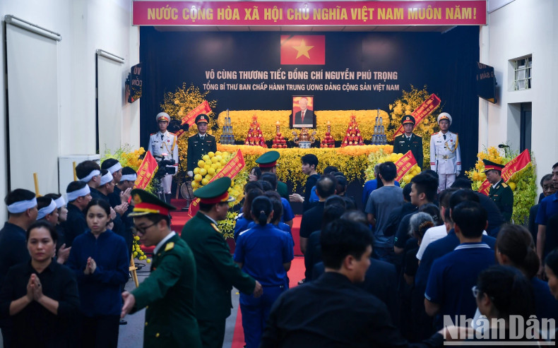 7月25日晚23时,许多民众在河内市东英县东会乡赖沱村文化馆等待吊唁阮富仲总书记逝世。 7月25日晚23时,许多民众在河内市东英县东会乡赖沱村文化馆等待吊唁阮富仲总书记逝世。