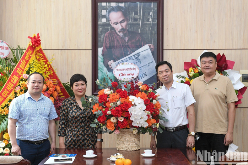 河内市自然资源与环境局代表团前来祝贺《人民报》社。 河内市自然资源与环境局代表团前来祝贺《人民报》社。
