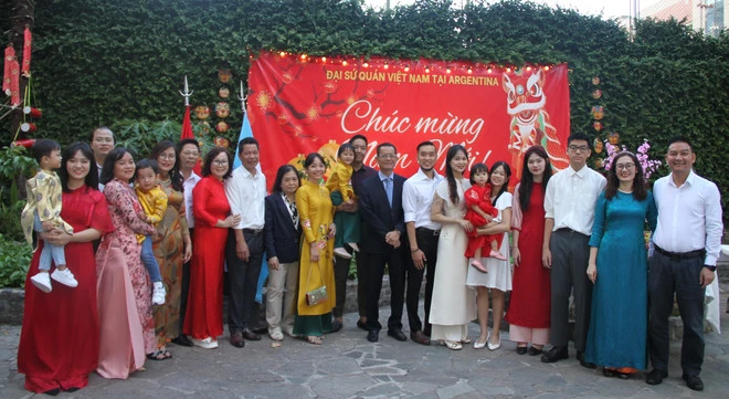 在2024甲辰龙年春节即将到来之际，越南驻阿根廷大使馆1月20日举行了喜迎2024甲辰年新春活动。
