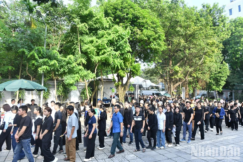 7月26日上午，人民群众在国家殡仪馆排成长队吊唁越共中央总书记逝世。