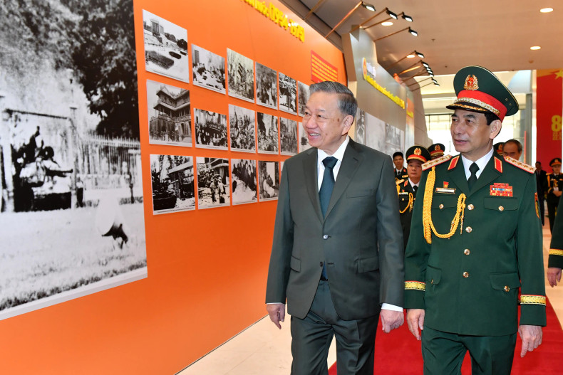 越共中央总书记苏林参观越南人民军80周年摄影展。