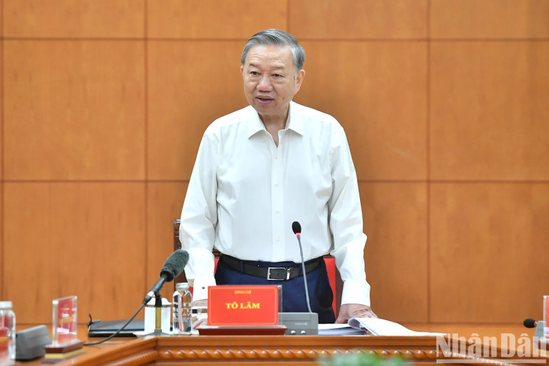 苏林总书记在会上发表指导性讲话。 苏林总书记在会上发表指导性讲话。