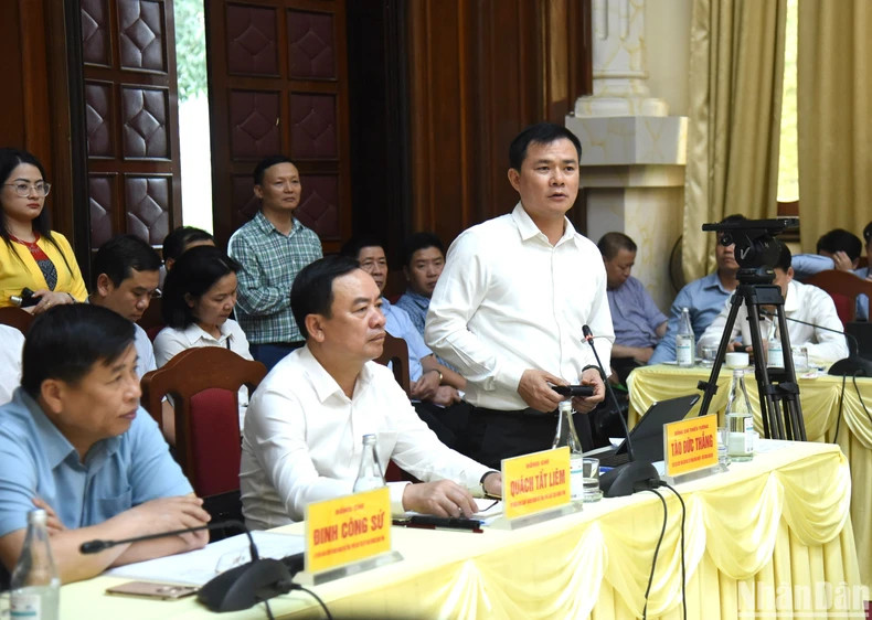 越南军队电信工业集团(Viettel)董事长兼总经理曹德胜在会上发表讲话。 越南军队电信工业集团(Viettel)董事长兼总经理曹德胜在会上发表讲话。