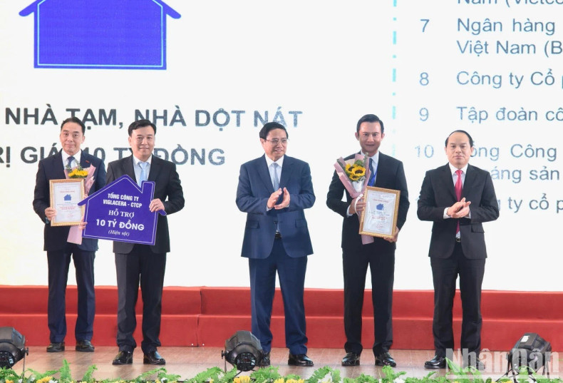 政府总理范明正和谅山省委书记阮国团向谅山省解决临时性房屋和破旧房子计划赞助商颁发证书。