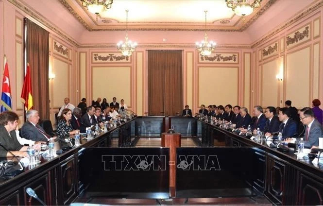 越共中央总书记、国家主席苏林会见古巴全国人民政权代表大会（国会）主席埃斯特万•拉索•埃尔南德斯。（图片来源：越通社）