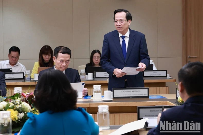 劳动荣军与社会部部长陶玉容在会上发表讲话。 劳动荣军与社会部部长陶玉容在会上发表讲话。