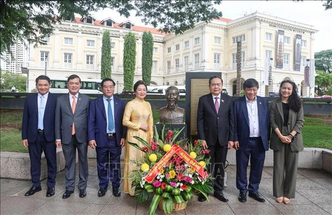 越南国会主席陈青敏和各位代表在新加坡胡志明主席纪念碑前献花。