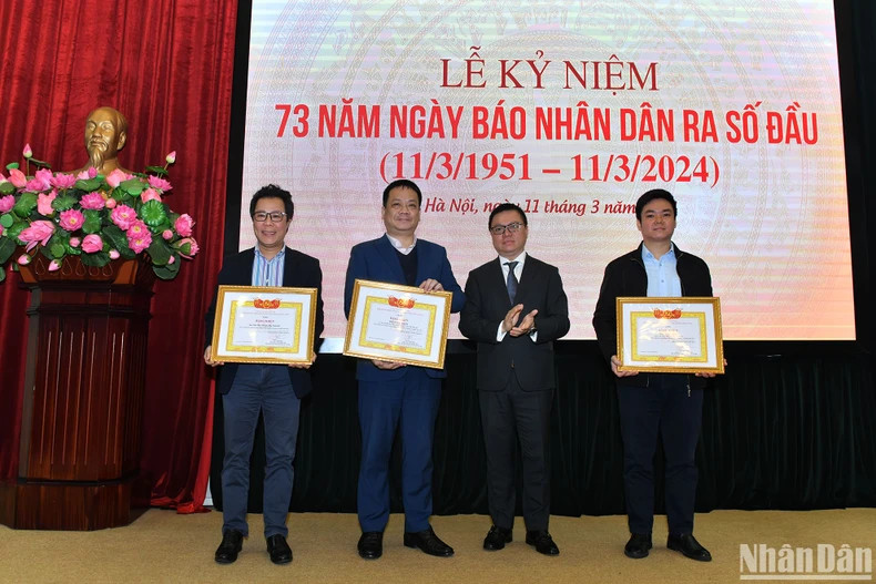 越共中央委员、《人民报》社总编辑、中央宣教部副部长、越南新闻工作者协会主席黎国明颁发奖状。 越共中央委员、《人民报》社总编辑、中央宣教部副部长、越南新闻工作者协会主席黎国明颁发奖状。