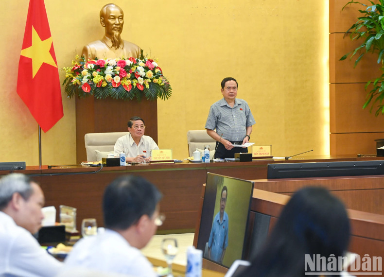 国会主席陈青敏在会上发表讲话。 国会主席陈青敏在会上发表讲话。