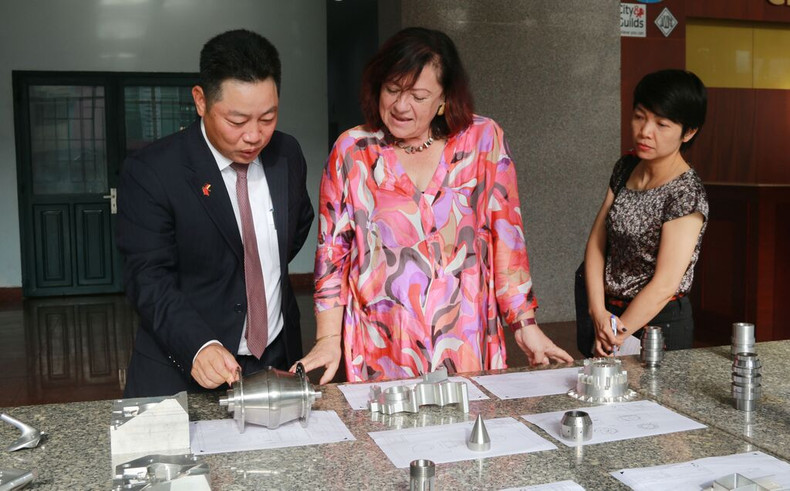 德国联邦经济合作与发展部议会国务秘书Bärbel Kofle一行来到同奈省隆城县Lilama第二国际技术高等学校参观访问。(图片来源:越通社) 德国联邦经济合作与发展部议会国务秘书Bärbel Kofle一行来到同奈省隆城县Lilama第二国际技术高等学校参观访问。(图片来源:越通社)