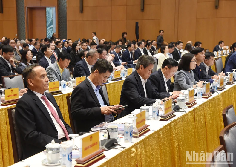 与会代表在会上发表讲话。