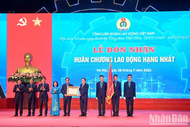 国会主席陈青敏向越南劳动总联合会授予一级劳动勋章。 国会主席陈青敏向越南劳动总联合会授予一级劳动勋章。