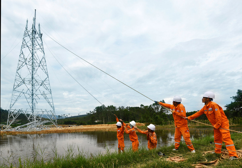 许多铁塔在高山、横跨江河等不顺利的位置施工。