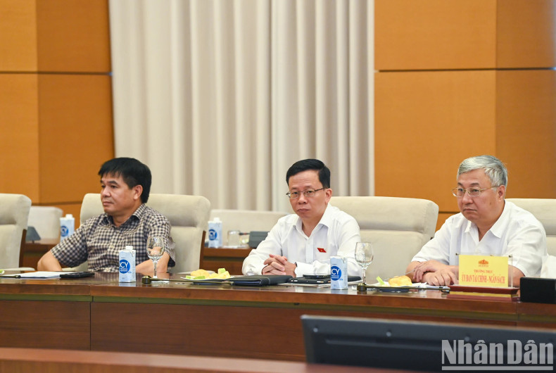 国会各委员会常委会代表出席会议。 国会各委员会常委会代表出席会议。