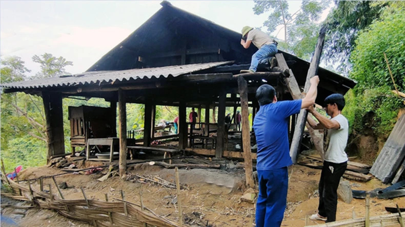 纳杭县尚农乡纳塔)村的阮文苏先生的家庭在得到宣传和倡导后,决定拆除旧房子,建设更坚固的新房子。 纳杭县尚农乡纳塔)村的阮文苏先生的家庭在得到宣传和倡导后,决定拆除旧房子,建设更坚固的新房子。