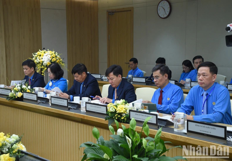 越南劳动总联合会领导出席会议。 越南劳动总联合会领导出席会议。