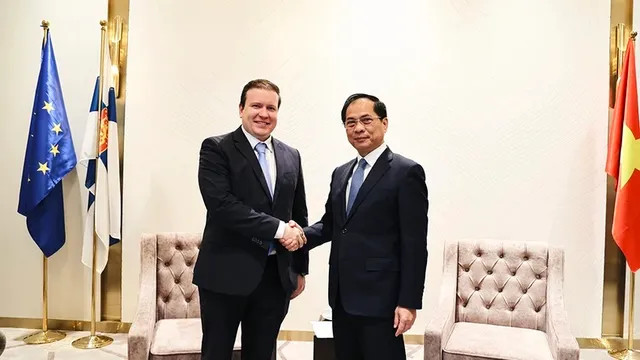 越南政府副总理兼外交部长裴青山会见芬兰外贸和发展部部长塔帕尼·塔维奥。