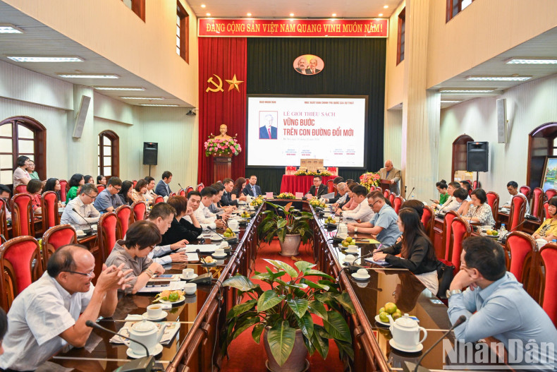 在革新道路上稳步前进》丛书首发仪式场景。 在革新道路上稳步前进》丛书首发仪式场景。