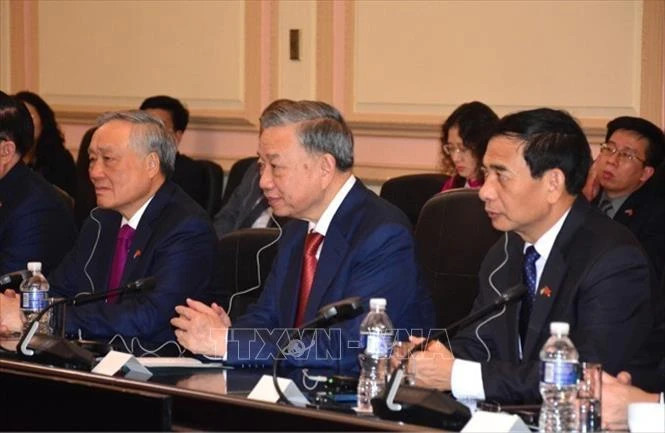 越共中央总书记、国家主席苏林在会见古巴全国人民政权代表大会（国会）主席埃斯特万•拉索•埃尔南德斯时发表讲话。（图片来源：越通社）