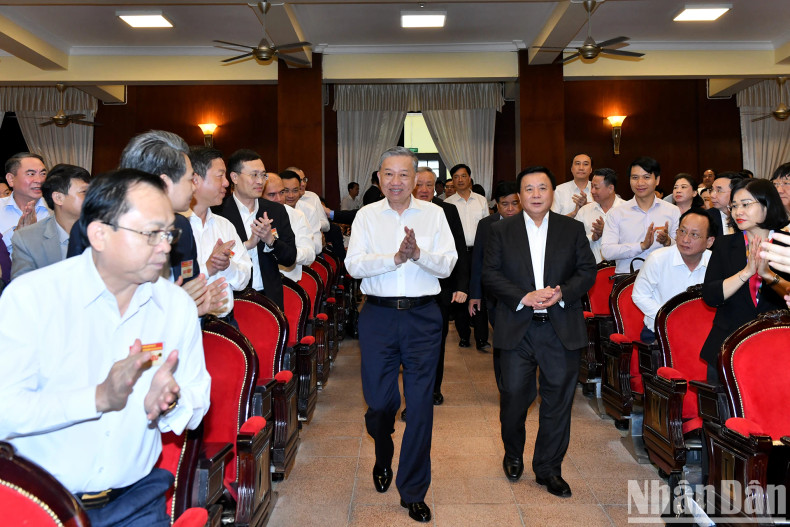 越共中央总书记苏林前来出席“发展新纪元——越南民族奋发图强的纪元”专题讨论会。