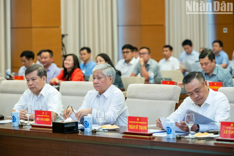 越南祖国阵线中央委员会主席杜文战和与会代表。 越南祖国阵线中央委员会主席杜文战和与会代表。