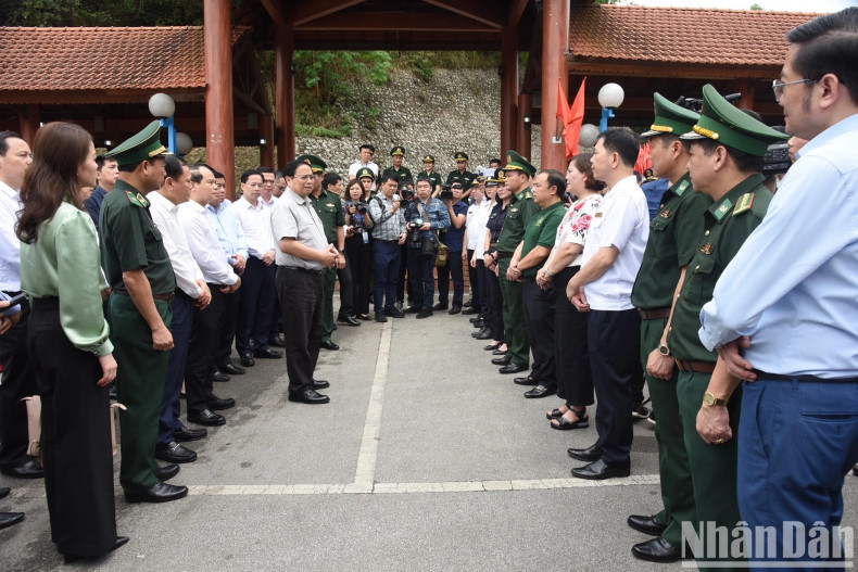 范明正总理突出强调越南友谊国际口岸和中国友谊关国际口岸的重要性。 范明正总理突出强调越南友谊国际口岸和中国友谊关国际口岸的重要性。