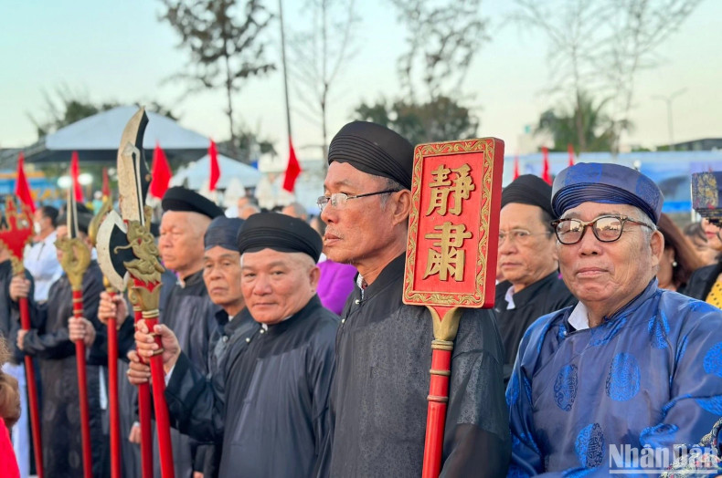 老年人们参加求鱼节的各项正式礼仪活动。（英桃 摄）