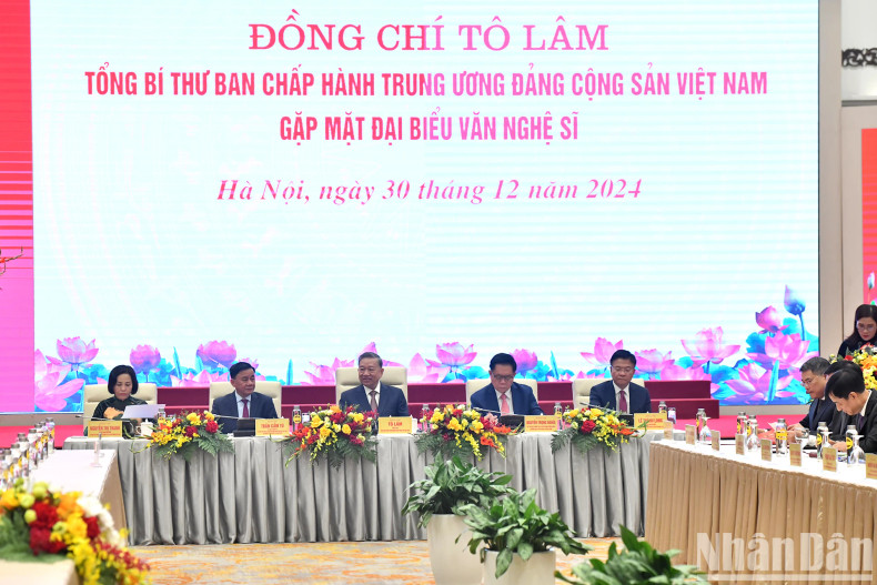 越共中央总书记苏林,党和国家领导在河内与全国文学艺术工作者代表会面。 越共中央总书记苏林,党和国家领导在河内与全国文学艺术工作者代表会面。