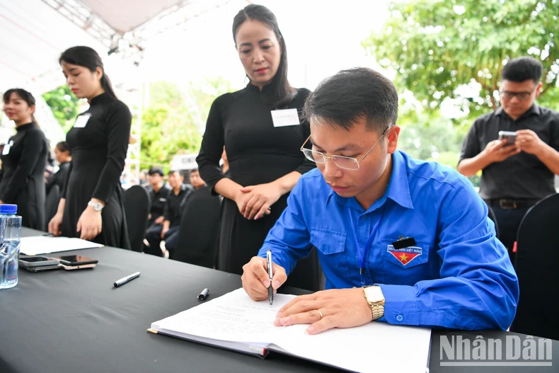 河内市东英县东会乡赖沱村人民前来吊唁越共中央总书记阮富仲并在吊唁簿上留言。 河内市东英县东会乡赖沱村人民前来吊唁越共中央总书记阮富仲并在吊唁簿上留言。