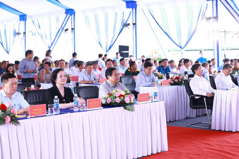 政府总理范明正出席“500昼夜完成3000公里高速公路”竞赛运动启动仪式。（图片来源：越通社）