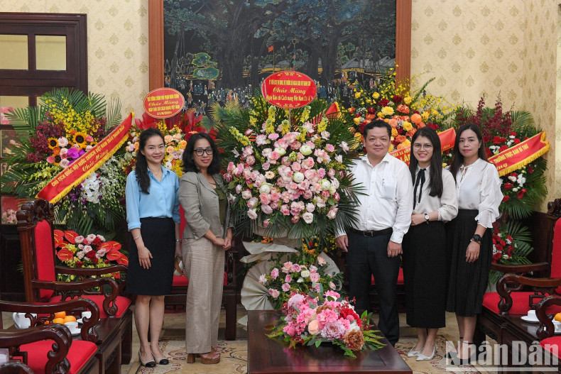 外交部代表团前来祝贺《人民报》社。 外交部代表团前来祝贺《人民报》社。