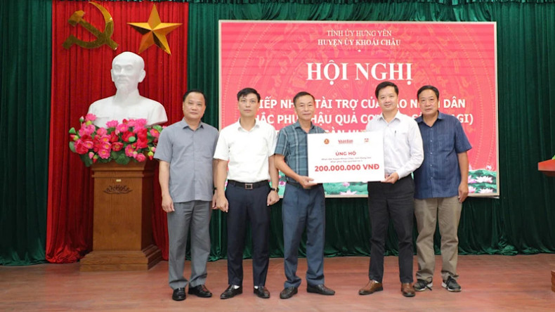 《人民报》与国家创业协会属下的越南知识经济创业委员会、越南阅读和学习文化股份公司联合向兴安省快州县人民提供2亿越盾的援助款项。 《人民报》与国家创业协会属下的越南知识经济创业委员会、越南阅读和学习文化股份公司联合向兴安省快州县人民提供2亿越盾的援助款项。