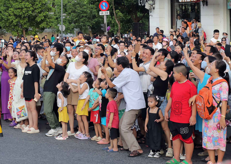 2024年顺化街头狂欢节热闹登场。 2024年顺化街头狂欢节热闹登场。