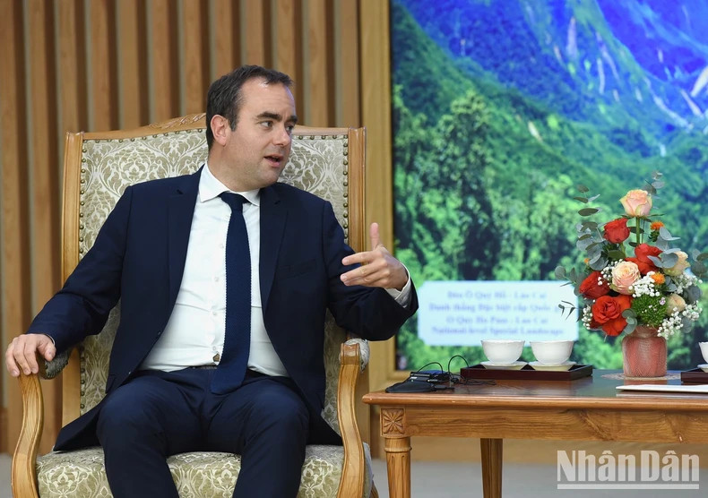 法国国防部长塞巴斯蒂安·勒科尔努在会见时发表讲话。