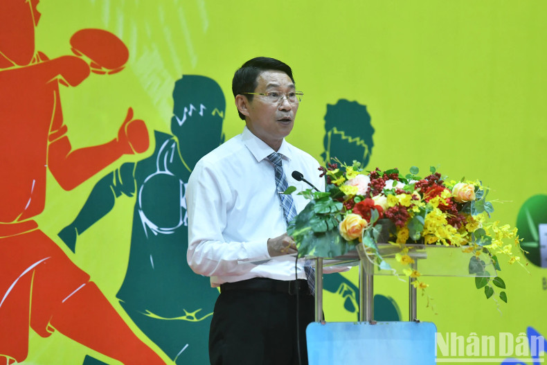 庆和省人民委员会副主席丁文绍致辞。 庆和省人民委员会副主席丁文绍致辞。