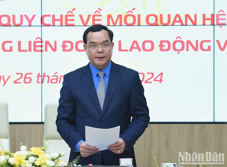 越南劳动总联合会主席阮廷康介绍了“越南政府与越南劳动总联合会工作关系条例”落实结果。 越南劳动总联合会主席阮廷康介绍了“越南政府与越南劳动总联合会工作关系条例”落实结果。
