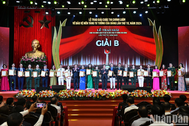 越共中央政治局委员、胡志明国家政治学院院长、中央理论委员会主席、中央35号指委会副主任、比赛指导委员会主任阮春胜和越共中央政治局委员、中央书记处书记、中央宣教部部长、中央35号指委会副主任阮重义颁发二等奖。 越共中央政治局委员、胡志明国家政治学院院长、中央理论委员会主席、中央35号指委会副主任、比赛指导委员会主任阮春胜和越共中央政治局委员、中央书记处书记、中央宣教部部长、中央35号指委会副主任阮重义颁发二等奖。