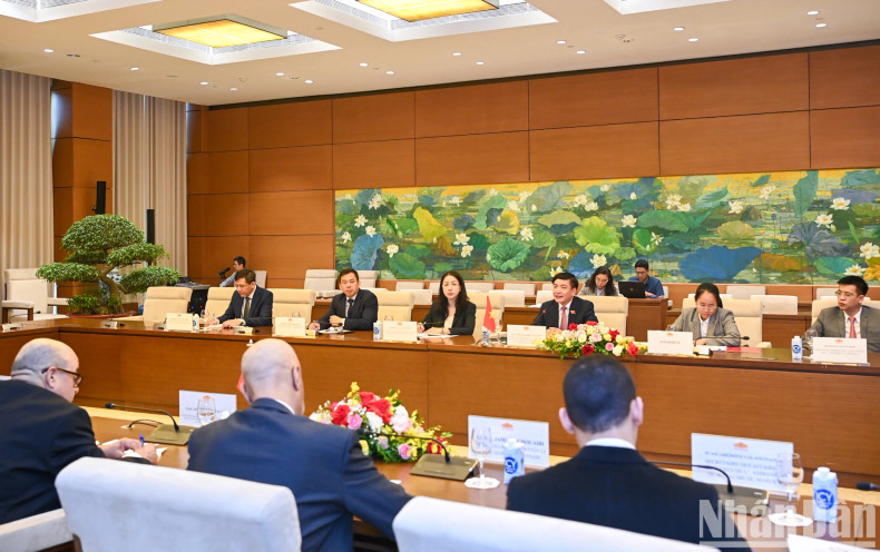 越南国会秘书长、国会办公厅主任裴文强在会谈中发表讲话。 越南国会秘书长、国会办公厅主任裴文强在会谈中发表讲话。