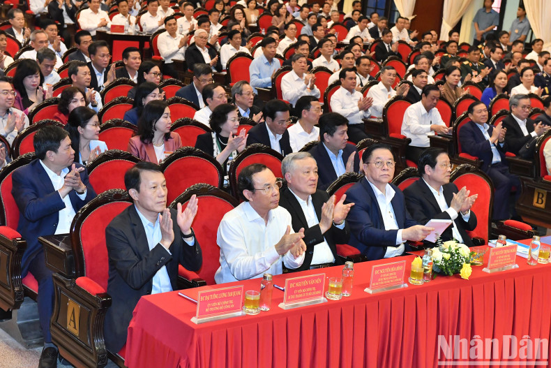 党和国家领导及与会代表。