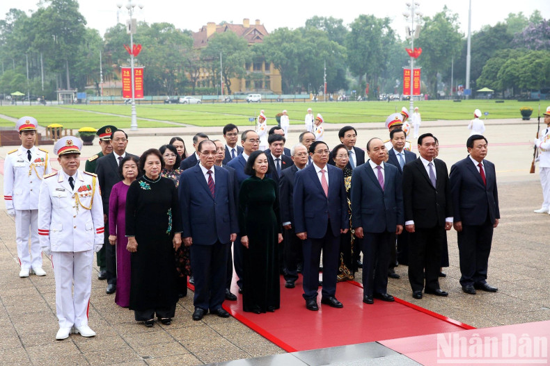 越南党和国家领导、前领导入陵瞻仰胡志明主席遗容。 越南党和国家领导、前领导入陵瞻仰胡志明主席遗容。