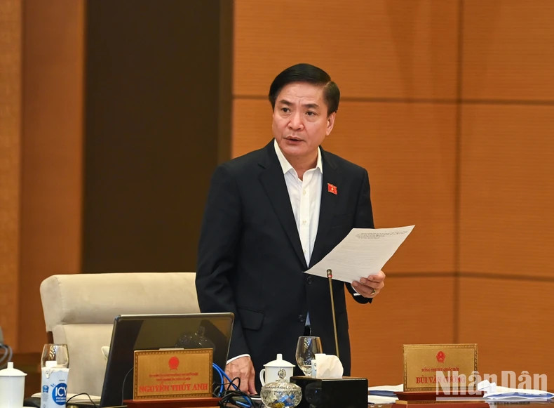 国会秘书长、国会办公厅主任裴文强在会上发表讲话。