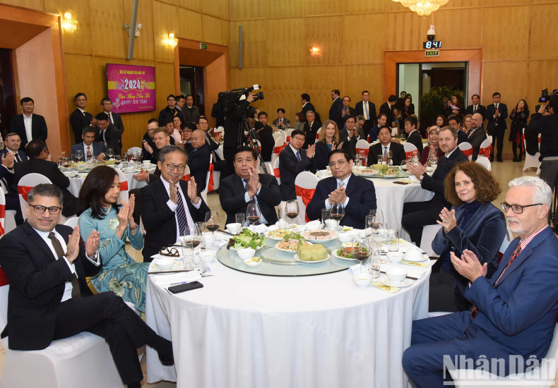 越南各中央部委代表、各国驻越南大使以及发展合作机构、国际组织、协会、企业和外国投资者的负责人出席招待会。 越南各中央部委代表、各国驻越南大使以及发展合作机构、国际组织、协会、企业和外国投资者的负责人出席招待会。