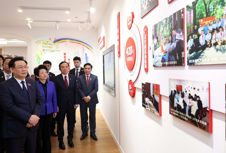 国会主席王廷惠一行造访上海市虹桥街道立法联系点。 国会主席王廷惠一行造访上海市虹桥街道立法联系点。