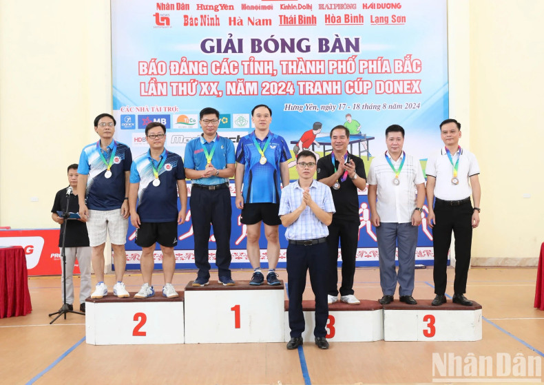 《人民报》社记者何国越、吴越英获得领导男子双打第一名。 《人民报》社记者何国越、吴越英获得领导男子双打第一名。