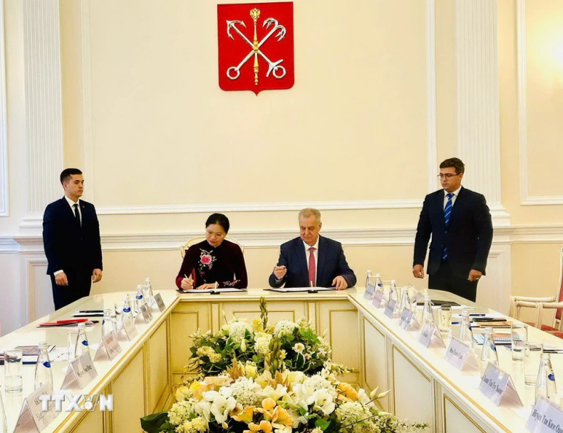 双方签署了合作协议。(图片来源:越通社) 双方签署了合作协议。(图片来源:越通社)