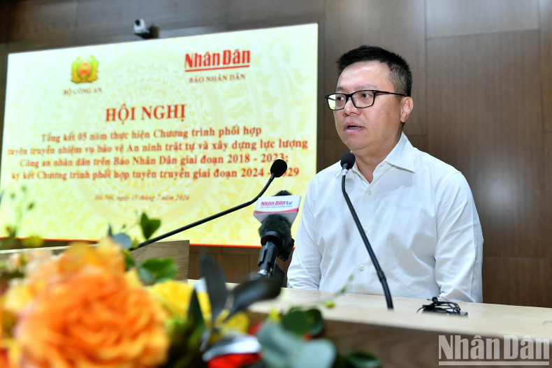 越共中央委员、《人民报》社总编辑、中央宣教部副部长、越南新闻工作者协会主席黎国明在会上发表讲话。 越共中央委员、《人民报》社总编辑、中央宣教部副部长、越南新闻工作者协会主席黎国明在会上发表讲话。