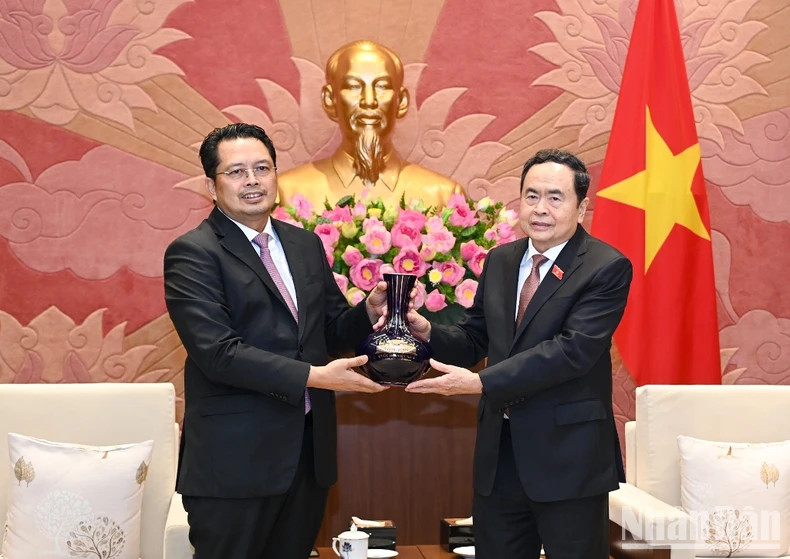 越南国会主席陈青敏向印度尼西亚参议院副主席马胡丁赠送纪念品。