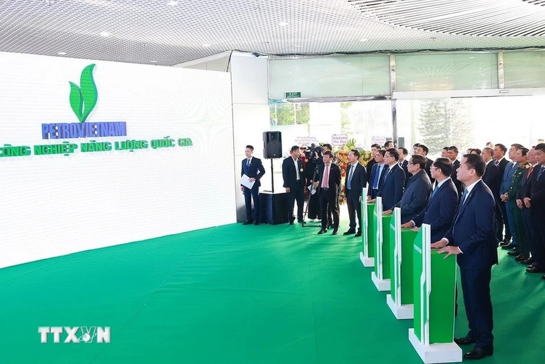政府总理范明正和各位代表举行将越南国家油气集团发展成国家能源工业集团启动仪式。 政府总理范明正和各位代表举行将越南国家油气集团发展成国家能源工业集团启动仪式。