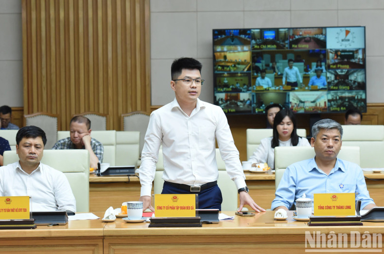 企业代表在会上发表讲话。